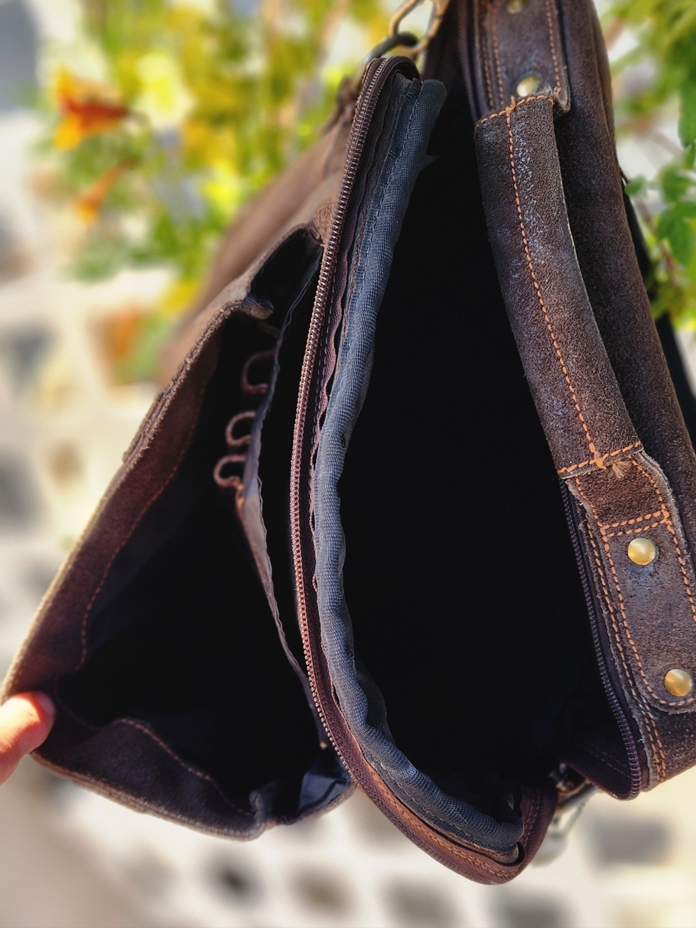 Men's Brown Leather Messenger Bag - Classic Vintage Satchel - Picture 7 of 8